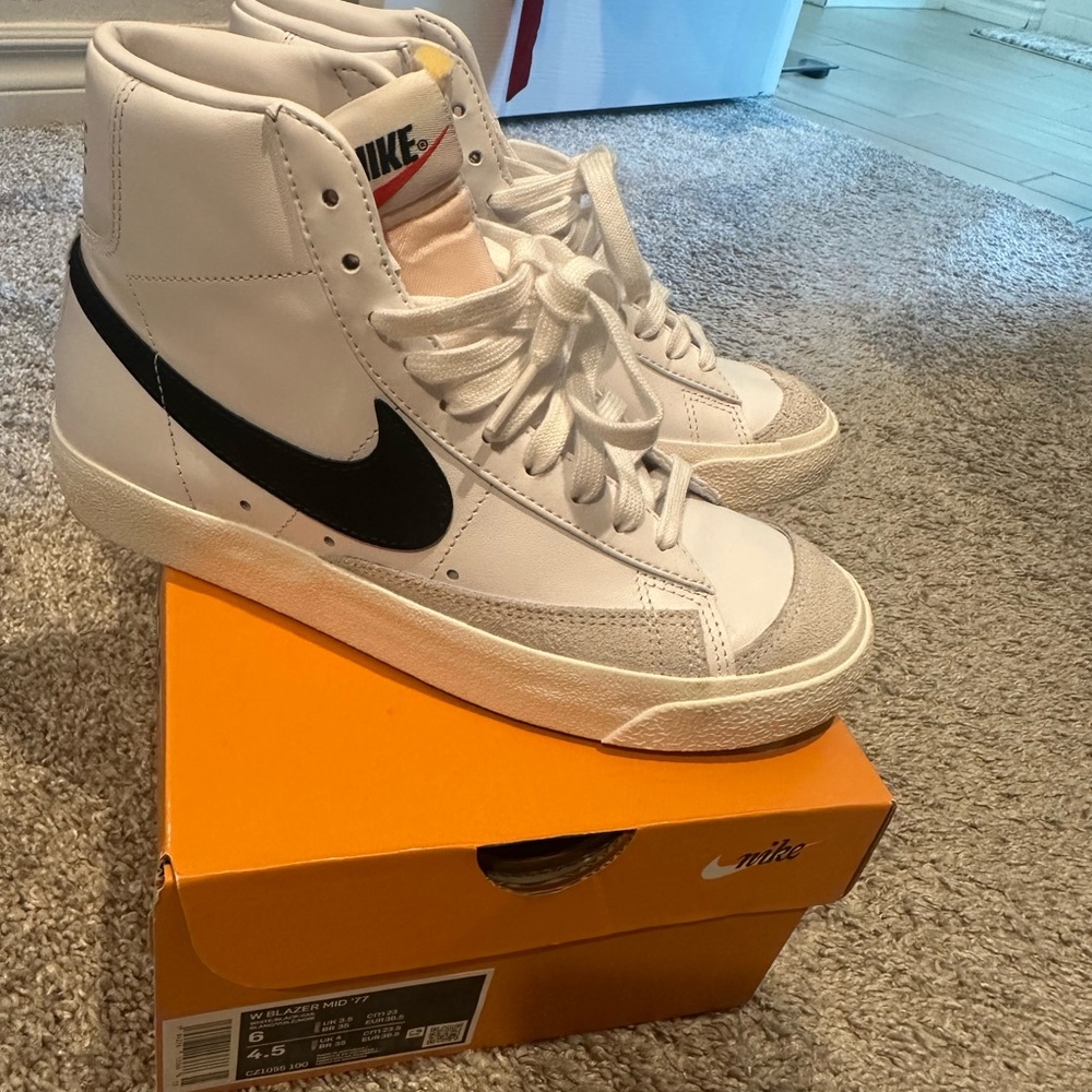 Nike Blazer Mid '77 in White and Black